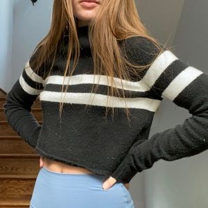 Hollister Cropped long sleeved sweater